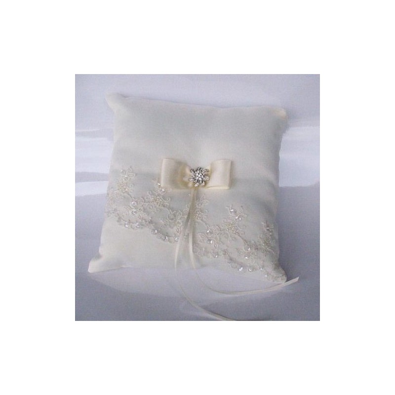 Elegant Embroidered Mantilla Lace Wedding Ring Bearer Pillow: Pillow Color: