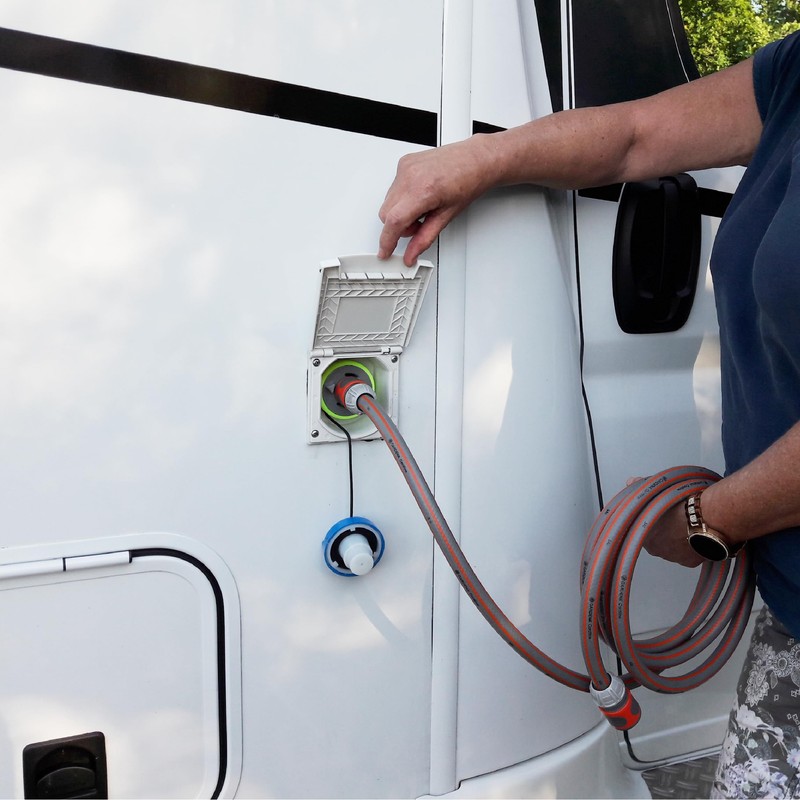 Water tank cap with connection for Gardena system for mobile