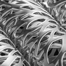 4PCS Silver Round Flower Placemat, Pressed Vinyl Placemats, Round Hollow Insulation Placemats and Coaster, for Heat Insulation of Dinner Plates, Table Decoration(Silver)