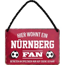 WOGEKA ART HS32 Retro Tin Sign with German Text "Hier wohnt ein Nürnberg Fan Football - Funny Saying Gift Idea Birthday Christmas Decoration 18 x 12 cm Vintage Design Hanging Sign Metal