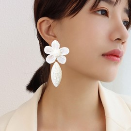 Just Follow Flower Rattan Earrings for Women Statement Boho Raffia Straw Wrapped Flower Drop Dangle Earrings Summer Tropical Beach (White)