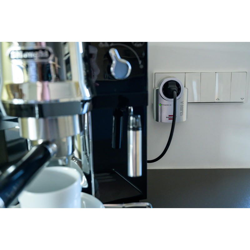 Brennenstuhl Primera-Line, Steckdosenadapter mit Überspannungsschutz (Adapter als Blitzschutz für Elektrogeräte)