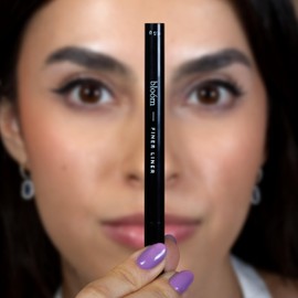 Finer Liner, Delineador de Ojos Negro Líquido Tipo Plumín Larga Duración, De Bloóm Cosmetics 0.5 G