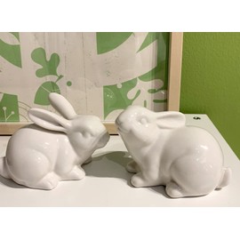 QIAOIDEA Set of 2 Porcelain Bunny Rabbit Statue Figurine Easter Spring Decoration Vintage Rustic White Bunny Figurines for Easter Dining Table Centerpiece Tiered Tray Bowl Shelf Ornament