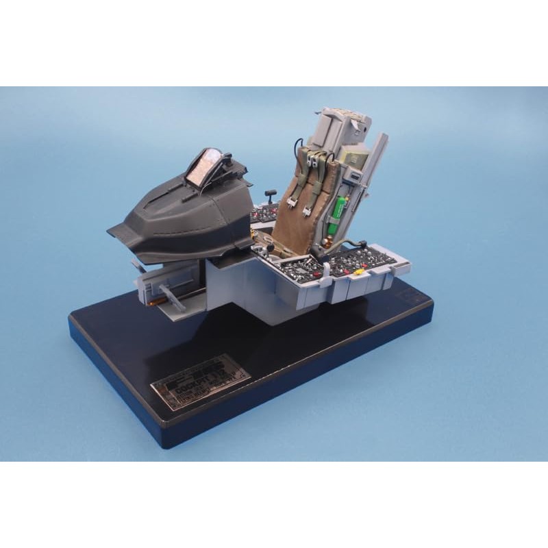 Italeri 2990 1:12 F-16 Cockpit Model Building Kit, Standing Model