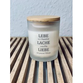 Handgemachte Sojawachs Kerze im Glas mit aholzdeckel und Aufschrift lebe im Augenblick, lache jeden Tag und liebe von ganzem herzen