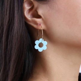Atentuyi Boho Blue Small Flower Drop Earrings Gold Large Hoop Earrings Small Daisy Earrings Resin Floral Earrings Acrylic Dangle Earrings Jewellery for Women and Girls, Resin