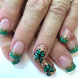 24Pcs St. Patrick's Day Press on Nails Short Square French Tip Fake Nails with Gold Glitter Design Green Shamrock False Nails Nude Pink Full Cover Artificial Glue on Nails for Women Artificial Nails