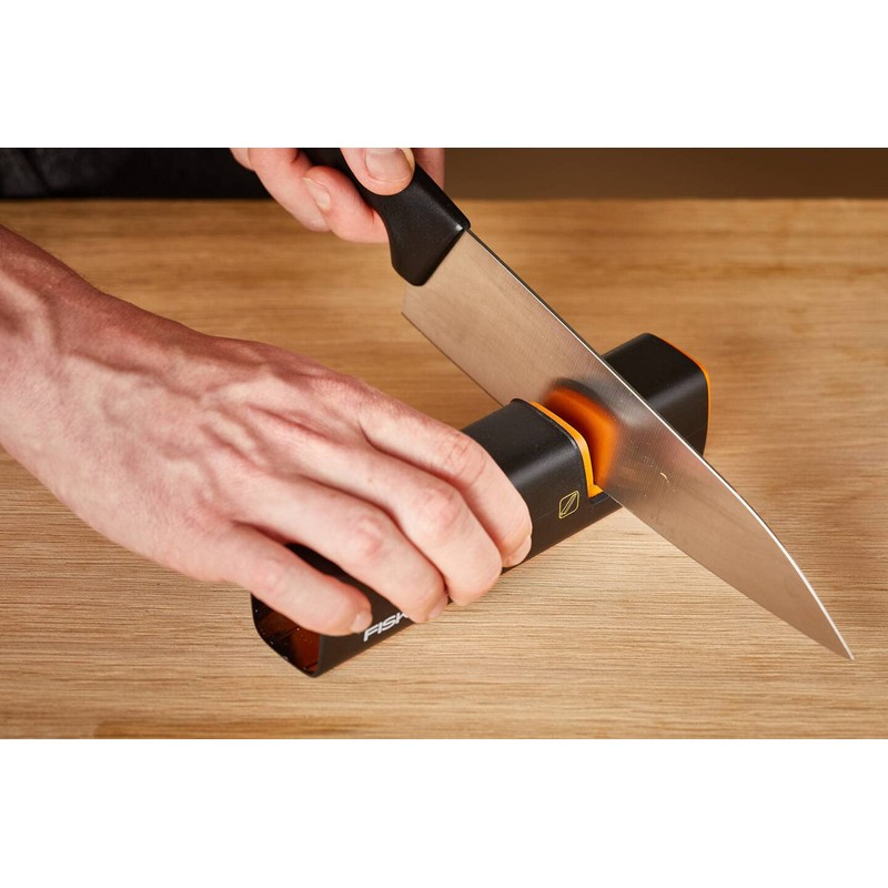 Fiskars Messerschärfer für scharfe Messerklingen aus Stahl, Keramikschleifstein, Edge, Roll-Sharp,