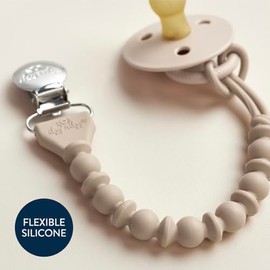 Itzy Ritzy Clip de silicona para chupete; correa de chupete de silicona 100% de grado alimenticio con clip que mantiene chupetes, mordedores y juguetes pequeños en su lugar; cuenta con diseño de una