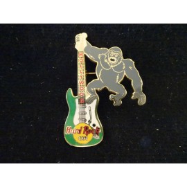 Hard Rock Cafe pin Hollywood Green & White Stratocaster Guitar with King Kong