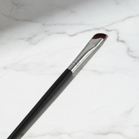 Angled rounded bristle eye makeup blending brush, eyeshadow brush for shading / 사선 둥근모 아이메이크업 블렌딩 브러시 음영용 아이섀도우 브러시