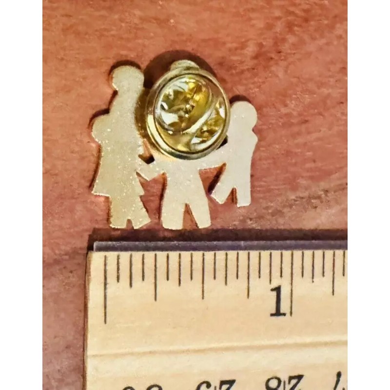 Paper Doll Pin, 5 Paper Doll Figure in Circle