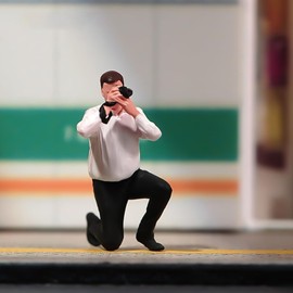 SOUFORCE 1/24 Scale Scene Props Figure Photographer Man with White Blouse Squatting Position Miniature Action Figure Model