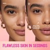Maquillaje en barra Revlon Glimmer Tinted Moisturizer Stick™ tono 120