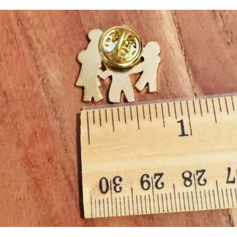 Paper Doll Pin, 5 Paper Doll Figure in Circle