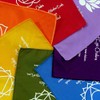 Bunting, flags & batiks regenbogenfarbenes chakra symbol und mantra bestätigungs