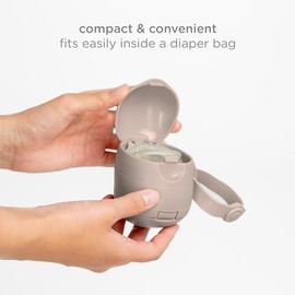 Ubbi On-The-Go - Soporte para chupete doble Keep's Baby's Binkies limpio y accesible, portátil para viajes, accesorio para bolsa de pañales imprescindible para recién nacidos, color gris pardo
