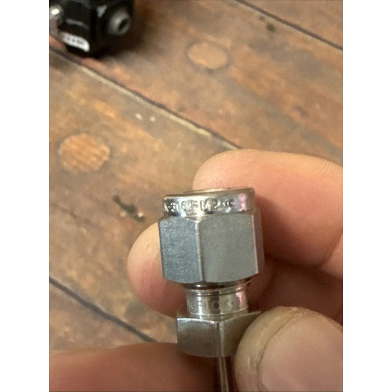 Swagelok SS-400-R-2 1/4 - 1/8" Stainless Steel Fitting Reducer Free