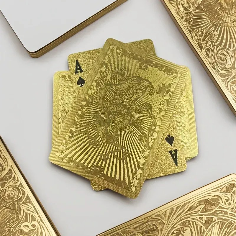 Las Cartas De Lujo En El Reloj De Oro Cool