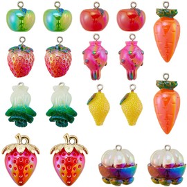 SUNNYCLUE 18 Stück 9 Stile Harz Obst Anhänger 3D Harz Anhänger Masse ab Farbe Glitzer Erdbeere Zitrone Karotte Äpfel Obst Gemüse Anhänger Mit Loch Für Die Schmuckherstellung Ohrringe Halskettenzubehör