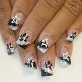 24Pcs Flower Press on Nails Short French Tip Fake Nails Black White Floral Glue on Nails Silver Glitter French Edge Design Cute False Nails Spring Square Artificial Nails for Women Fingers Manicure