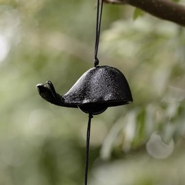 Oavand Japanese Bless Whale Small Wind Chimes Outdoor, Iwachu Cast Iron Lucky Temple Wind Bell Memorial and Sympathy Wind Chimes for Outside Good Luck for Garden, Patio, Balcony