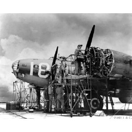 Boeing B-17 Bomber crew servicing engines 8x10 WWII WW2 Photo 876a