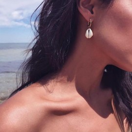 Inilbran Boho Sea Shell Earrings Gold Cowrie Shell Drop Earrings Vintage Cowrie Seashell Dangle Earrings Summer Beach Cowrie Shell Earrings Jewelry for Women and Girls
