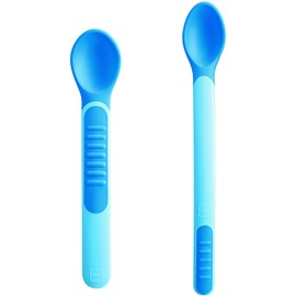 MAM Heat Sensitive Feeding Spoons and Cover, Two Sizes, Colour Change Baby Feeding Spoons, Part of the Baby Cutlery Range, Baby Weaning Essentials, Blue