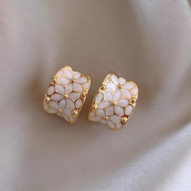 Tivleed Clip On Earrings Women Non Pierced White Floral Clip On Earrings for Women Elegant Comfortable Fit for Parties, Dating & Everyday Occasions Vintage Jewellery Gift for Girls & Fashion Lovers