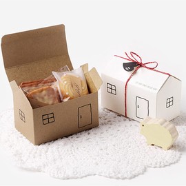 Floratek 50 PCS Little House Shaped Party Favor Candy Box Kraft Paper Treat Boxes for Gift Givingwith Tags and Paper Twine Rope for Packaging Candy, Cookie, Chocolate,Biscuits Gift Box Bags (Brown)