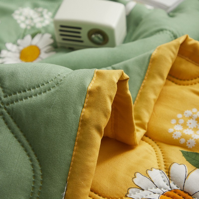 Summer Blanket Polyester Fiber Washable Skin Friendly Summer Quilt Thin