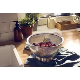 Fissler Essential Stainless Steel Colander 24 cm - Kitchen Strainer Made of 18/10 Stainless Steel, Pasta Colander, Fully Perforated, Hygienic Base, Dishwasher Safe