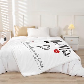 Mr Mrs Fleece Throw Blanket for Couples Bride and Groom Wedding Plush Blanket Black White Funny Quotes Sherpa Blanket Room Decor Valentine Day Gift Fuzzy Blanket for Sofa Bed Couch, Throw 50x60 Inch
