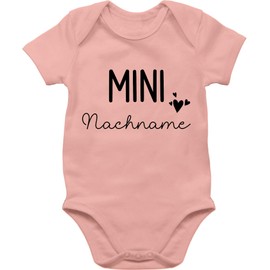 Geschenk mit Namen personalisiert by Shirtracer - Body Boy Girl - Mini Last Name | Pregnancy Announcement Gift Birth Baby, 4 Baby Pink