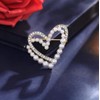 Broche de corazón con diamantes de imitación de oro con