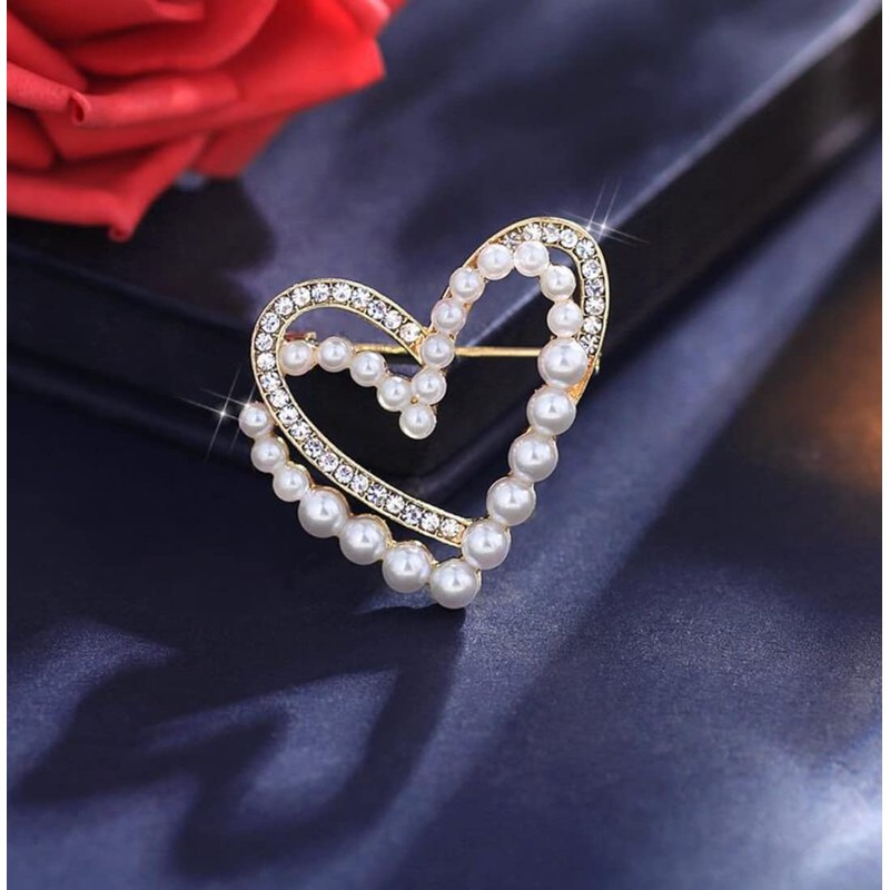 Broche de corazón con diamantes de imitación de oro con