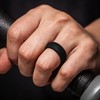 ThunderFit Anillos de boda de silicona para hombre, paquete de