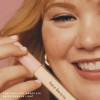Rare Beauty Corrector Líquido Light Iluminador Hidratante Ojos