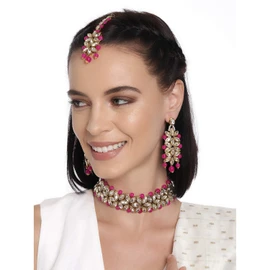 Aheli Indian Traditional Faux Kundan Pearl Bridal Choker Collar Jewelry Set con pendiente Maang Tikka para mujeres