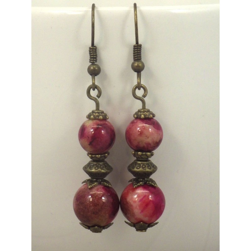 Bronze Ohrringe mit weißen Jade Perlen in rot gefärbt