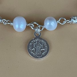 TClaudia, Pulsera San Benito Plata 925 con medalla y perlas. Brazalete, Pulseras de plata para mujer 925, Accesorios, Joyería y Regalos para Mujer. Ideal en Cumpleaños, Aniversarios, Navidad.