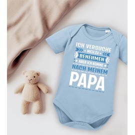 OM3® Baby Bodysuit with Saying "Ich versuche mich zu benehmen, aber ich komme nach meinem Papa - Short-Sleeved Baby Bodysuit - Organic Cotton - Girl Boy, Baby Blue (WS)