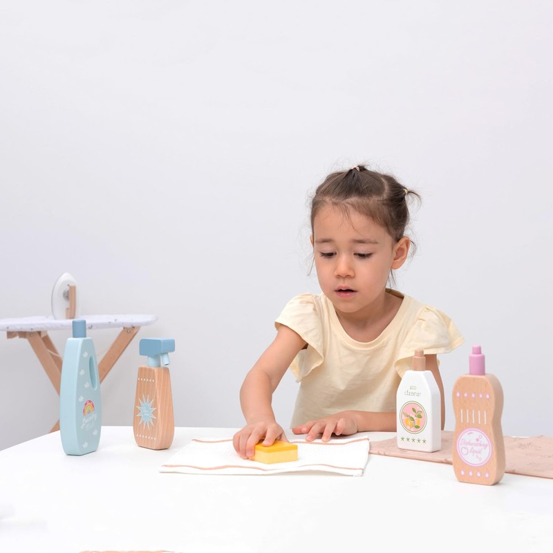 New Classic Toys 18370 Wooden Cleaning Detergents Set, Medium