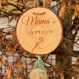 DwieDeko® Geschenk für Mama Garten | Geschenke für Frauen Geburtstag | Muttertag | Geschenkidee witzig | Piepshow Meisenknödelhalter Holz (Mama)