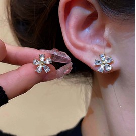 TseenYi Crystal Flower Stud Earrings Gold Rhinestone Earrings Small Flower Crystal Earrings Vintage Flower Earrings Shiny CZ Bridal Earrings Jewellery for Women and Girls