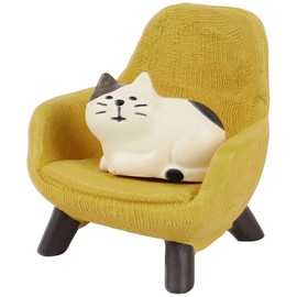 YouNuo Miniature Cat Figurines with Small Sofa - Resin Mini Cat Figures, Cute Cat Statues Gift for Cat Lovers Home Decor, Office Desk Display, Shelf Decoration, and Dashboard (Yellow Sofa)
