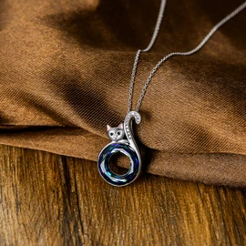AOBOCO - Collar de gato de plata de ley con colgante de gatito adornado con cristales de Austria, regalos de gato para amantes de los gatos, joyería de gato fina, regalos para mujeres, Metal, Cristal