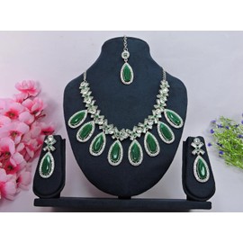 Parshwa Creation Juego de joyas de aleacin de abalorio de resina verde con colgantes de lgrima, collar de gargantilla de tono plateado, aretes y tikka, Kundan, coleccin de boda de diamantes de